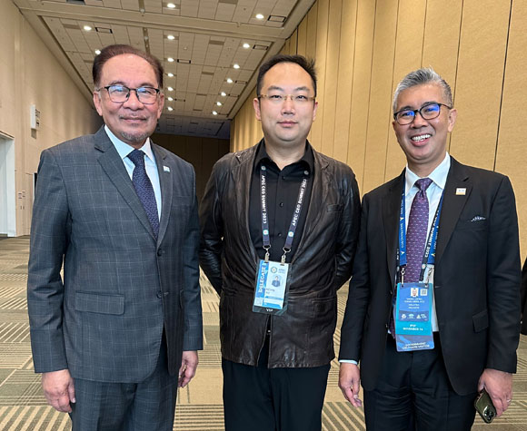 馬來西亞首相安華（左一）、APEC籌委會聯(lián)合主席徐鵬（中）、馬來西亞商務部長TENGKU ZAFRUL TENGKU ABDUL AZIZ（右一）