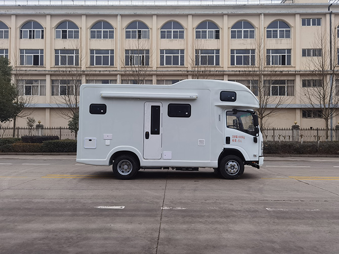 慶鈴五十鈴700P自動(dòng)擋房車(chē)