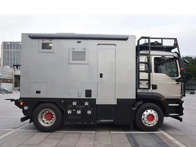 中國(guó)重汽汕德卡越野房車