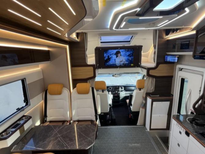 依維柯歐勝C型雙拓展房車