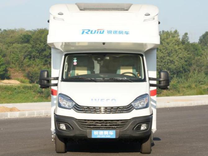 依維柯歐勝大額頭C型中上門房車