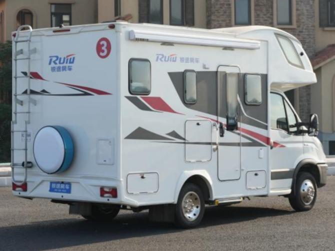 依維柯歐勝大額頭C型中上門房車