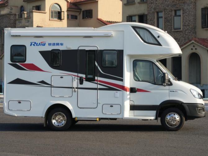 依維柯歐勝大額頭C型中上門房車