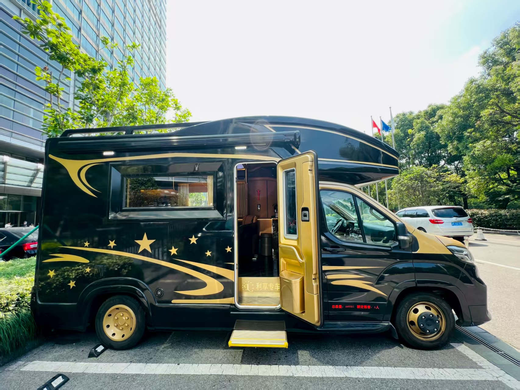 程力牌CL5041XLJ6YS多功能高端商務(wù)旅居車